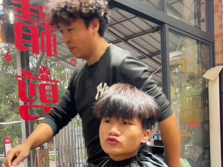 能把理发师气疯的顾客,我敢说看完视频的人百分之九十九的人会被气疯#美发#男士发型#手艺人