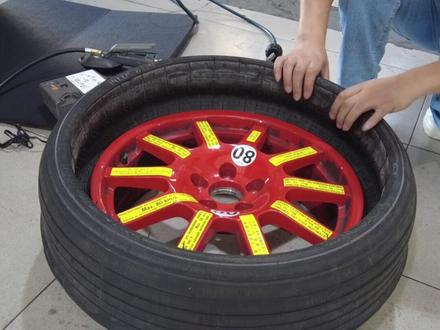 折叠式备胎,除了节省空间,就没别的好处了!#汽车知识 #轮胎 #万万没想到 #抖音汽车 #厉害了我的车 #保时捷卡宴 #保时捷taycan #小沈修车 @DOU+小助手 @抖音汽车