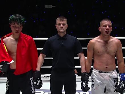 刘梦阳战胜佩雷拉 中国神龙刘梦阳血战三回合拿下比赛胜利。接下来能够战胜苏波邦和马拉特么?#刘梦阳 #刘梦阳战胜佩雷拉 #one冠军赛 #武林风 #武林观察