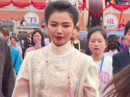 妈祖全球推广大使刘涛来了,刘涛真的好贴心,第一时间关心摔倒的摄影师,#刘涛参加妈祖诞辰1066周年活动 #刘涛#妈祖 #三月二三拜妈祖 #妈祖生日快乐