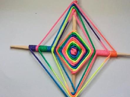一双快餐店的筷子一团彩色线团就能编织出一个漂亮的挂饰----彩色曼达拉#编织教程 #手工教程 #爱手工爱生活 #手工diy #创意手工 #变废为宝 #手编绳