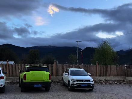 #仁青茨姆美苑 #再会长江 茨姆和纪录片里一样漂亮热情
十一假期还未到来,民宿人流量不大,周围环境还保留了村落原生态的淳朴,民宿建造的很漂亮
是茨姆十年的梦想
也是我们喜欢的样子
一楼有免费藏族服饰妆造,今天到的有点晚,计划明天换装拍照
晚上的牦牛肉火锅很不错,推荐~