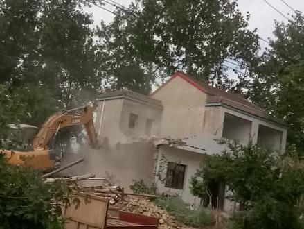 江苏省泗洪县四河乡雪四村拆迁中。楼房610元一平,平房580一平,瓦房560一平。你们看看这迁拆的可行