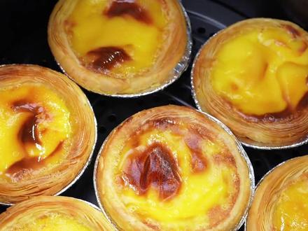 我家小朋友特别爱吃蛋挞,每次我都在家做,皇家小虎现成挞皮挞液超省心,空气炸锅180℃烤12分钟就出炉,外皮焦香咔嚓脆,内芯奶香嫩滑超绵密,口感完胜甜品店!早餐配牛奶、下午茶搭茶咖都绝,全家都爱,轻松实现蛋挞自由#皇家小虎蛋挞 #零食推荐 #追剧小零食 #蛋挞 #空气炸锅美食