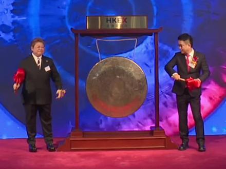 韩红老师怕不是走错片场了吧? #韩红现身港交所敲钟#韩红走错片场