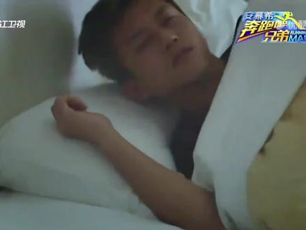 #早期跑男 邓超被叫醒🤣🤣