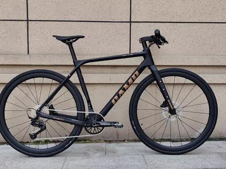 Camp gx600车架组装全碳纤直把休闲公路车,实测重量8.5公斤。
车架前叉车把把立座管坐垫,轮组,都是碳纤维的啦!