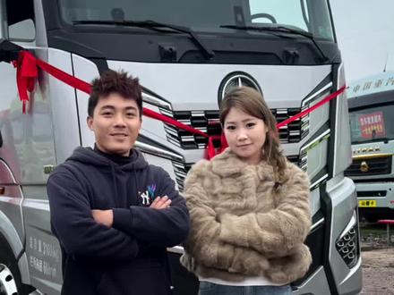 @货运小趴菜 定的“大奔”9米6高栏终于搞好了,当她提车走的那一刻…太帅了!恭喜恭喜!#马哥货车 #货车 #卡车