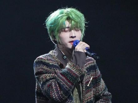 @蒲熠星 我爱你不是因为你需要,而是因为我需要。让我 因为一个人,爱上万物众生,更爱这个世界。
我因为喜欢你,变成了更细腻、更有表达欲的人。
我因为你,拥有过一段极度丰盈、高频的精神生活。
我因为你,见过自己最投入、最浪漫、最有灵气的样子。
其实你要知道,大家都是因为爱自己才会走进这场演唱会,现场成千上万的人里能有几个人会被你看清。爱满自溢,这就是我们盛装出席双向奔赴的原因。这种同频共振,它不是非要被对方签收才算完整,你不必认识我,但那份默契依然存在。我真正渴望的,从来不是“被你看见”,而是“能看见你”的那个自己。
我通过你,看清了自己喜欢什么样的灵魂、向往什么样的深度、想成为什么样的人。让我有了一个很安稳的灵魂出口,付出、奔赴、产出,全是顺流而下的幸福感。
时至今日,我的缪斯依然闪耀,我的灵感依然充沛。
在茫茫星海中,我有了一个“频率相近”的信号源。远远的,只要确认宇宙里有一个人能看见彼此的孤独,灵魂的形状。被理解、被懂得、被接住,这种满足感,是我很难去形容的一种比现实更高级的快乐。
“Do you like you? ”
我做的一切,最值得的意义,从来都是:
我因此,成为了更好、更丰富、更会爱的自己。
#蒲熠星 #伟大的引导型 #try #银河系旅行攻略 #满天星