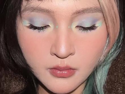 好特别的飞马骑士!新盘上眼🐴
#美妆 #彩色眼影 #妆容分享