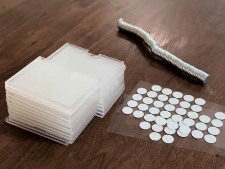 不翘边的心形照片墙布置|附攻略 材料:30个3寸双层亚克力相框,30张3寸照片,
60粒点胶和60粒磁铁
做法:先把中间列单独粘好,然后往左右两边贴,每列个数如视频所示
用法:可以找一面有磁吸的板或者门或者冰箱都可以,爱心大小🉑调节。没有磁吸的地方,也可以直接贴,不过要留空隙换照片
#新家布置 #磁吸墙 #冰箱贴 #照片墙 #照片墙diy