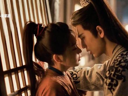 《逐玉》33集谢征流泪的2秒镜头,其实是他没有安全感的体现。 复盘谢征的四次落泪,分别代表了什么?为什么我会说4次落泪,是他4次向自己越来越汹涌的爱意缴械投降?#张凌赫 #田曦薇 #逐玉 #了不起的精讲团 #影娱漫谈编辑部