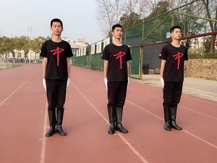 快来和国小仪一起看正步吧!
#华中科技大学 #日常训练