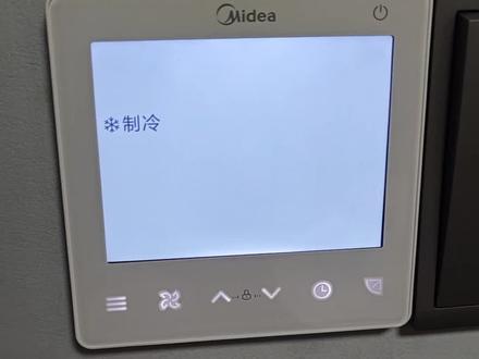 美的中央空调开28度还冷的像冰窖,手把手教你搞定工程模式 1️⃣原理分析:空调是一个闭环系统,通过面板设置温度,通过温度传感器探测室内温度,当室内温度达到设定温度时,就停止工作;如果没达到设定温度,就继续工作,直到达到为止。
2️⃣原因分析:中央空调有两个温度传感器,一个在回风口,一个在控制面板上。如果选择控制面板上的传感器就容易出现这个问题,因为受限于控制面板安装位置,如果安装在角落,或者空气流通不好的地方,感知的温度往往不能代表室温。最好的还是使用回风口的传感器好像室温。
3️⃣解决方法:同时按住模式和摆风按键6到7秒,出现C0时,就代表进入工程模式,按上下键调到C28,按摆风键确认,把00调整到01,再按摆风键确认,按定时键返回,这样就关闭了空调面板的随身感功能,即用回风口传感器感知室温。
4️⃣如果你想看室温是多少,可以调C7,从00调到01,过一会就能显示感知的室温了。一般感知的室温比设定温度低1度。
5️⃣如果室内温场分布不均匀也会导致忽冷忽热,建议使用循环扇忘房间中间吹,增加空气流通,让室内温场均匀。
#空调 #空调太冷#家用空调 #空调要用对 #你家热水器调的多少度 #空调的温度怎么调