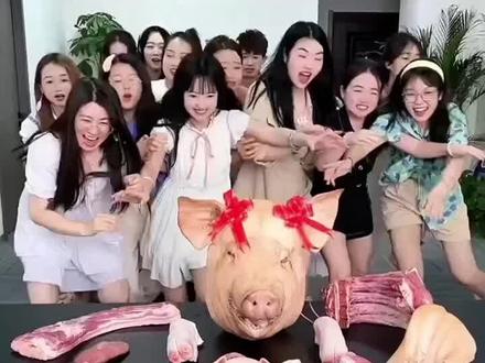 抢猪肉挑战,哈哈最后一个你们说了算 #恐龙扛狼是什么 #夏日气象剧 #老铁笑一笑