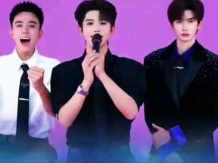 在鲸·渝101和银河系001的联合周赛上,不染看见峻伊在赛场边缘苦苦挣扎,眼看着就要黯淡退出。那一刻,不染的心提到了嗓子眼,直到看见那道属于峻伊的那束光再度闪耀,他比谁都激动。不染的笑意里藏着满满的欢喜,亦藏着如释重负的欣慰。兄弟的身影重新被光芒笼罩,他的担忧终于尘埃落定。
峻伊身后屹立于一片坚不可摧的爱之山脉,那是伊家人深沉如大地般的守候。而在不染的背影之后,是无数闪烁的星辰汇聚成的温暖星河,如同一个个灿烂的小宇宙静静环绕。每当我凝望鲸·渝101,总会为他们之间无比坚固的团魂所深深触动。@鲸·峻伊🤍⁹²⁸ @鲸·林不染🔥⁹²⁵ @龙浩天团播号(鲸·渝101) @长鲸传媒
#长鲸传媒 #鲸渝101 #峻伊 #林不染 #青春有你