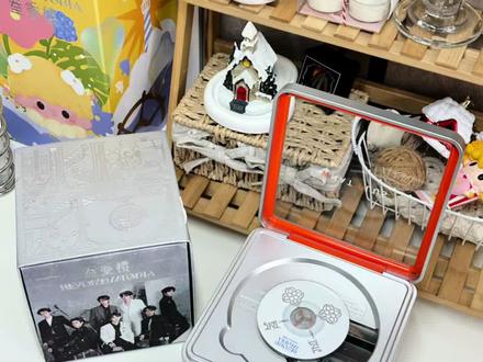 峰峻妹书桌好物‼️貌美CD就是要摆出来听🎵 苍天不负有心人!终于找到比专辑小的cd机啦!#TNT时代少年团#cd机#时代少年团专辑#时代少年团三专