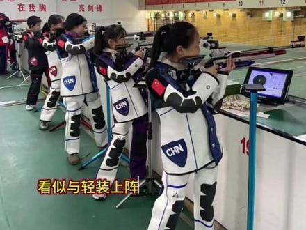 射击运动员为什么要穿厚重的射击服?