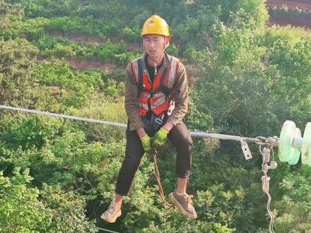 学会了吗?下期还想看什么?#电力工人 #高空作业 #云南勒巴骨最硬的男人