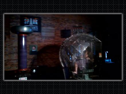 法拉第笼是什么?可保护人体免受百万伏高压电击,你能想象吗?