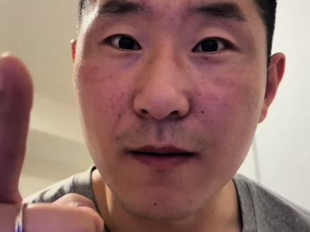如今的宝马X6,在我看来,就像是一位过气了的“网红名媛”,虽然底子还在,依然穿着当年那套最拿手的“溜背”晚礼服,但在如今这个“神仙打架”的车圈,它显得既尴尬又无奈
咱们先说说X6最大的卖点,也是它最大的槽点—— 就是它的大溜背。
不可否认,宝马X6是溜背SUV的“鼻祖”。现款X6的侧面线条,单拿出来看,依然是那么销魂。这个从B柱就开始急速下坠的车顶线条,配上那个翘得老高的车尾,营造出了一种“翘臀”的既视感。配合上那个巨大的双肾格栅和激光大灯,单论 回头率,X6依然能打。但是它为了这个“翘臀”,你知道这车牺牲了什么吗?实用性! 这是一台指导价近80万的豪华SUV,坐进后排,那头部空间简直就是对成年男性的“侮辱”。你但凡身高超过1米8,坐在后排头发绝对能给你扫出“沙尘暴”的效果。这就是典型的“好看不中用”。
宝马的设计师为了所谓的“美”,直接把后排乘客的脑袋当成了空气动力学的一部分。你要是买这车,千万别让老爸坐后排,否则老爷子一路上除了骂你败家,还得骂你颈椎病犯了。这就好比你花大价钱娶了个模特身材的老婆,结果进门发现她连碗都不会洗——中看不中用!
以前宝马X6刚进中国的时候,那是什么排面?加价、等车、找关系,那是身份的象征。它的对手是保时捷卡宴,那是一个级别的。
现在呢?在2025年豪华中大型SUV的销量榜上9月卖了149辆,10月卖了189辆,11月卖了161辆。这数字寒碜到什么程度?连人家X5的零头都不到,甚至快被凯迪拉克XT6这种打骨折的选手追上了。#宝马X6 #宝马x6m #张驰说车 #汽车知识 #说车聊车