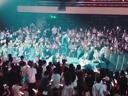再听多少遍都还是很感动的程度(为什么录下来全是我唱的声音🤣)#尽兴而活 #信演唱会 #苏见信 @苏见信(信) #苏见信武汉