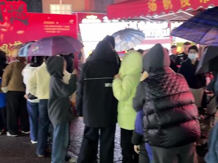 宠顾客、暖商户,一碗热汤圆藏满团圆味
猜灯谜、赢福利,逛吃逛玩解锁元宵快乐
#扬帆夜市 #长沙 #人间烟火气