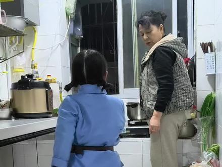“小红军”刚下讲台,马不停蹄又上了“舞台”……#家庭 #人类幼崽 #骗你生女儿 #亲子互动 #舞蹈