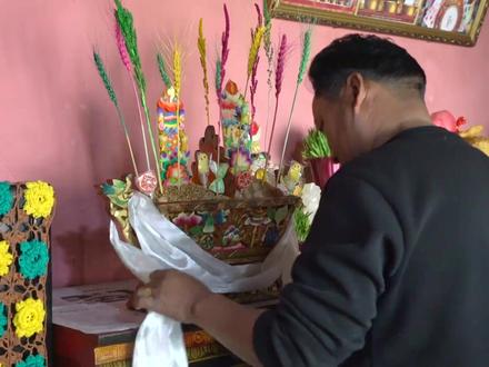 藏历新年时,藏族群众家家户户都要装扮切玛盒,它是藏族群众举行重大的庆典仪式或者欢度藏历新年之时所必不可少的吉祥物。切玛盒是如何装扮的呢?走,中国西藏网带你解锁答案!#藏历新年 #西藏 #民俗文化 #年味