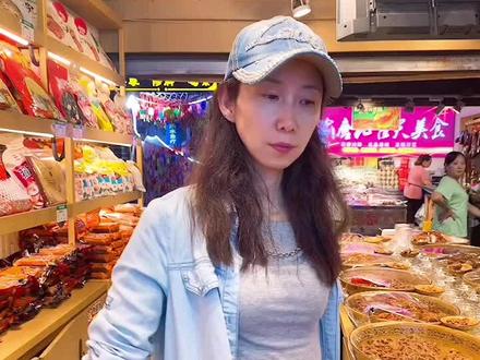 我们店内的辣椒酱分为四种:1、新鲜的剁椒酱。2、泡椒酱。3、彩椒酱。4、烧椒酱。欢迎订购。😍😍😍