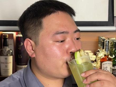 鸡尾酒复兴计划!青苹果特调!周末午夜别徘徊,快到苹果乐园来! #调酒教程 #鸡尾酒 #调酒师 #家庭调酒 #唐嘉琦