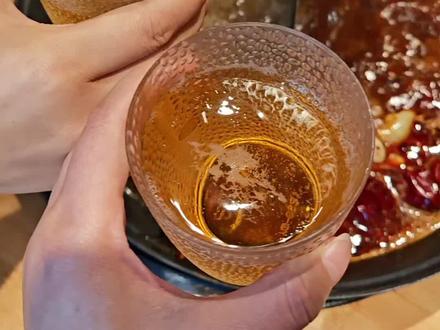 这是酒吗,这不是酒#碰头不如碰杯
这是李太白醉卧长安时,杯中不染尘俗的酣畅。
是杜甫登高秋江之际,遥望千里山河的滚烫。
是星火相传,千百余年诗酒未曾断过的守望。
更是我们之间缘分的见证,灵魂的碰撞。
还有对未来的憧憬和向往。所以它从来都不只是酒,是人们对压抑生活的释放。
是红尘奔波里的坦荡。是万千愁绪入喉的安放。
愿你我都能在各自的江湖里将生活的五谷杂粮酿成人生的玉液琼浆,活得自由,坦荡,一生向阳。