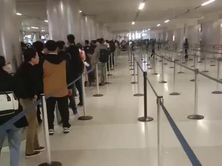 在美国转机都必须先入关。如果在美国转机必须留出至少三小时。(韩国转机不用入关,熟悉的话有一个半小时就够了)等待回加拿大的人好多。
