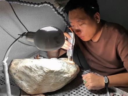 买石头除了专业,还要感觉! 这块28公斤的大石头 让身为同行的朋友不敢冲了,但我买下它,靠的仅是感觉?#翡翠原石 #翡翠毛料 #以石会友