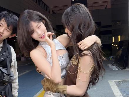 女孩子下手没轻没重 都给佳琪整害羞了#李丽欣#陈佳琪 #歌曲当温柔遇上霸道#在温州一秒穿越异世界 #温州镜面人生变装挑战