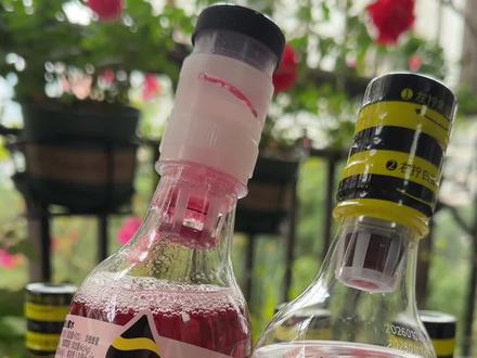 天呐!闺蜜春节送我的蜂解石榴玫瑰蜂蜜水,真的太给力了!每天早上空腹喝一杯,应酬后来一杯,真的太舒服了!它可是把鲜榨的石榴汁、玫瑰萃取液和秦岭洋槐蜜都藏在瓶盖里,只需要轻轻一拧一摇,就能得到一杯新鲜现调的石榴玫瑰蜂蜜水!一口下去石榴的清香、玫瑰的花香、蜂蜜的清甜,真的太奇妙太好喝了!还没喝过的一定要试试!#好喝不贵