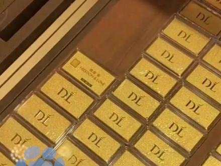 胖东来金饰每克便宜约200元,女子专程从南阳赶来囤金条:已花百万,想小赚一笔#大象主播说 #黄金 @司凯