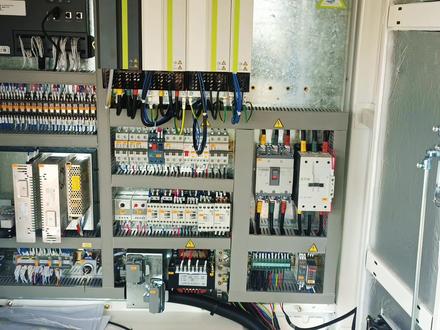 一体化驾驶室的电控柜电器件介绍#塔吊🏗 #建筑机械设备 #中联重科 @遇见|海南 @莫·半称心 @巴普洛夫的猫