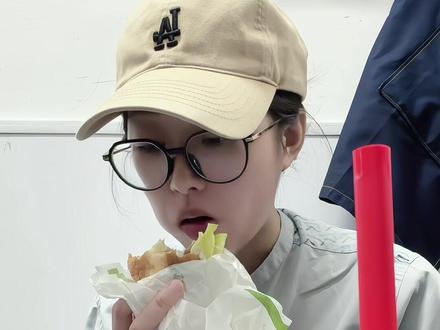 瑞幸店长离职倒计时vlogl两头班颠倒 瑞幸打工人通病 每天两头班把作息彻底颠倒
店里伙伴氛围真的超棒
但无休止加班、做咖啡、搞卫生、追数据
身体早就被透空了
#vlog十亿流量扶持计划 #瑞幸打工人 #瑞幸离职 #裸辞vlog #奶茶店日常