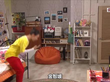 水晶不小心摔了智媛的老式手机#短腿的反击 #搞笑一家人 #郑秀晶 #金智媛