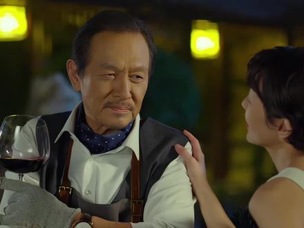 勖先生身边从不缺年轻漂亮的女孩,但唯有喜宝敢直视他的眼睛说 我要很多很多钱,她的欲望坦荡得不加掩饰,却又清醒地守住边界要钱,但不要贪;交易,但保留自我。这种真实与克制,在满是虚伪与算计的世界里,成了最稀缺的奢侈品。勖先生用遗产买下的,或许正是这份他早已失去的、敢说“我要”的勇气。#情感共鸣 #影视解说 #人生感悟 #影视剪辑 #爱情