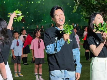 东北孩子们都回家了 家里有大事,东北的孩子是真往回赶啊!看着台上台下这些熟悉的面孔,真的太让人感动了#郭艾伦 #于和伟 #杜海涛 #胡海泉 #东北超好看