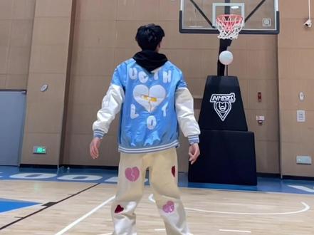 你会愿意牵我打完球脏兮兮的手吗