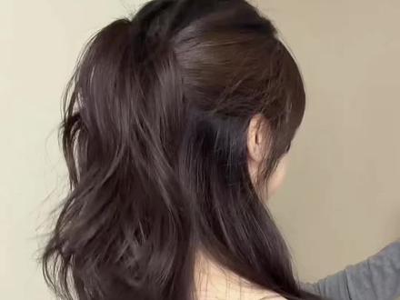 扁头发量少来学!30秒极简版饱满瀑布半扎发~手残党也能扎 手残天菜!侧面👍👍瀑布半扎发~隐藏发缝✔️发量翻倍✔️
头型饱满✔️牢固不散乱✔️早八上班上课快速出门也能扎😉
公主贵气感轻松拿捏~#发型教程 #扎发教程 #半扎发 #青年创作者成长计划 #手残党也能学会的发型