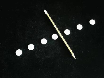 神奇了,7颗棋子瞬间变2颗,这操作毫无破绽! #遁地术揭秘 #魔术揭秘 #魔术教学 #棋子消失