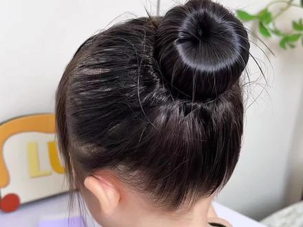 饱满丸子头慢教程,家有舞蹈生,六一要表演的宝贝,妈妈赶紧学起来#小女孩发型扎法 #女孩盘头的简单方法 #漂亮的丸子头 #六一儿童节