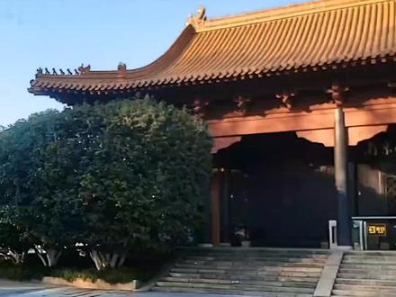 南京故宫是明朝京师应天府(南京)的皇宫,又称明故宫,旧称紫禁城,皇城面积6.53平方千米,宫城面积1.16平方千米,是中世纪世界规模最大的宫殿建筑群,被称为“世界第一宫殿”。南京故宫作为中国宫殿建筑的集大成者,是遵循礼制秩序的典范,其建筑形制为北京故宫所继承,是北京故宫的蓝本,明清官式建筑的母本。
南京故宫始建于元朝至正二十六年(1366年),明朝洪武二十五年(1392年)基本完工,前后历时二十六年,布局依《周礼·考工记》中载“左祖右社、面朝后市”为原则。皇城周长10.23千米,宫城周长3.45千米,洪武门至承天门两侧为中央官署区,承天门至午门两侧为太庙、社稷坛;前朝以奉天殿、华盖殿、谨身殿为核心,东有文华殿、文楼,西有武英殿、武楼;后廷以乾清宫、坤宁宫为核心,东有春和宫,西有柔仪殿、奉先殿、大善殿、九五飞龙殿、西宫,两侧为东西六宫。
南京故宫开创了皇宫自南而北中轴线与全城轴线重合的模式,这种宫、城轴线合一的模式,既是南京特殊的地理条件使然,也是遵循礼制、呼应天象、顺应自然建设的杰作。整体布局、建筑形制都成为后来明中都和北京城的设计蓝本,并深远的影响了中国明代王府、韩国首尔景福宫、越南顺化紫禁城、琉球国首里城等宫殿建筑的布局与形制。其建筑风格、装饰风格作为中国明清官式建筑的母版,影响至今。