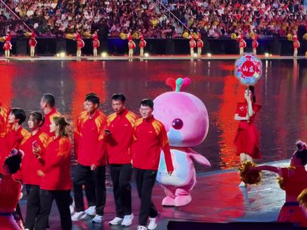 全运山东赢麻了50金横扫,浙粤追至仅差1金,热血比金牌更上头 全运会赛场彻底燃爆!山东以近乎疯魔的姿态狂揽 50 金,从游泳、摔跤到射箭、小轮车,多点开花横扫各项目,把 “夺金 = 拿编制” 刻进竞技 DNA。张展硕 3 天 3 金破纪录、皮划艇组合默契无缝,简单粗暴的夺冠方式震撼全场。这边山东强势领跑,那边群雄厮杀正酣:浙江单日狂揽四金,与广东仅差 1 金紧追不舍;东道主广东凭施君豪、刘景扬的热血冲刺死守荣誉。从省内城市比拼到跨省硬核对抗,比高考更拼的竞技,既有山东的碾压式荣耀,也有浙粤的不屈追赶,更藏着中国体育永不服输的血性与拼劲。#乒人有自己的BGM #2025全运会 #张展硕 #陈妤颉 #陈梦