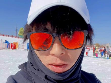 很多雪场的雪票是包含雪板雪鞋的、所以要带塑料袋、雪服头盔等都是可以租的、手套眼镜袜子要自己带哦#滑雪 #单板滑雪 #全民冰雪季 @抖音小助手 #热门 #冬奥会
