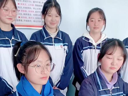 会计班小姐姐点钞技能展示,两指两张法@晋城技师学院 @DOU+小助手 #点钞